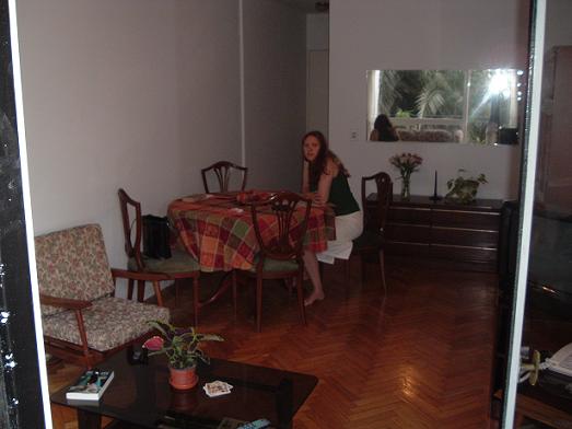 Antonieta descansa en el departamento
